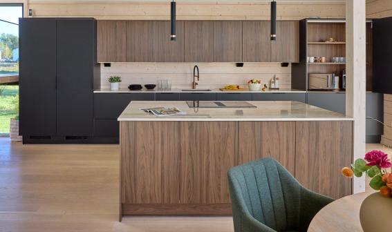 Moderni_tumma_Carini Walnut_Jet Black Matt_i-keittiö_saarekekeittiö_melamiini_lakattu_mdf_keraaminen_2024_Ruovikkokuja_Hirvensalo_6554_main