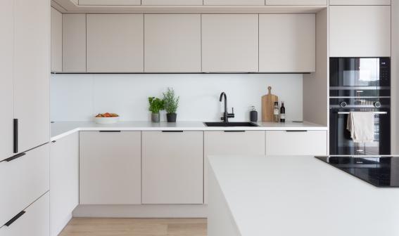 Moderni_vaalea_Cashmere Matt_l-keittiö_niemekekeittiö_lakattu_mdf_laminaatti_2024_Märsynrantatie_Karkkila_9053_main